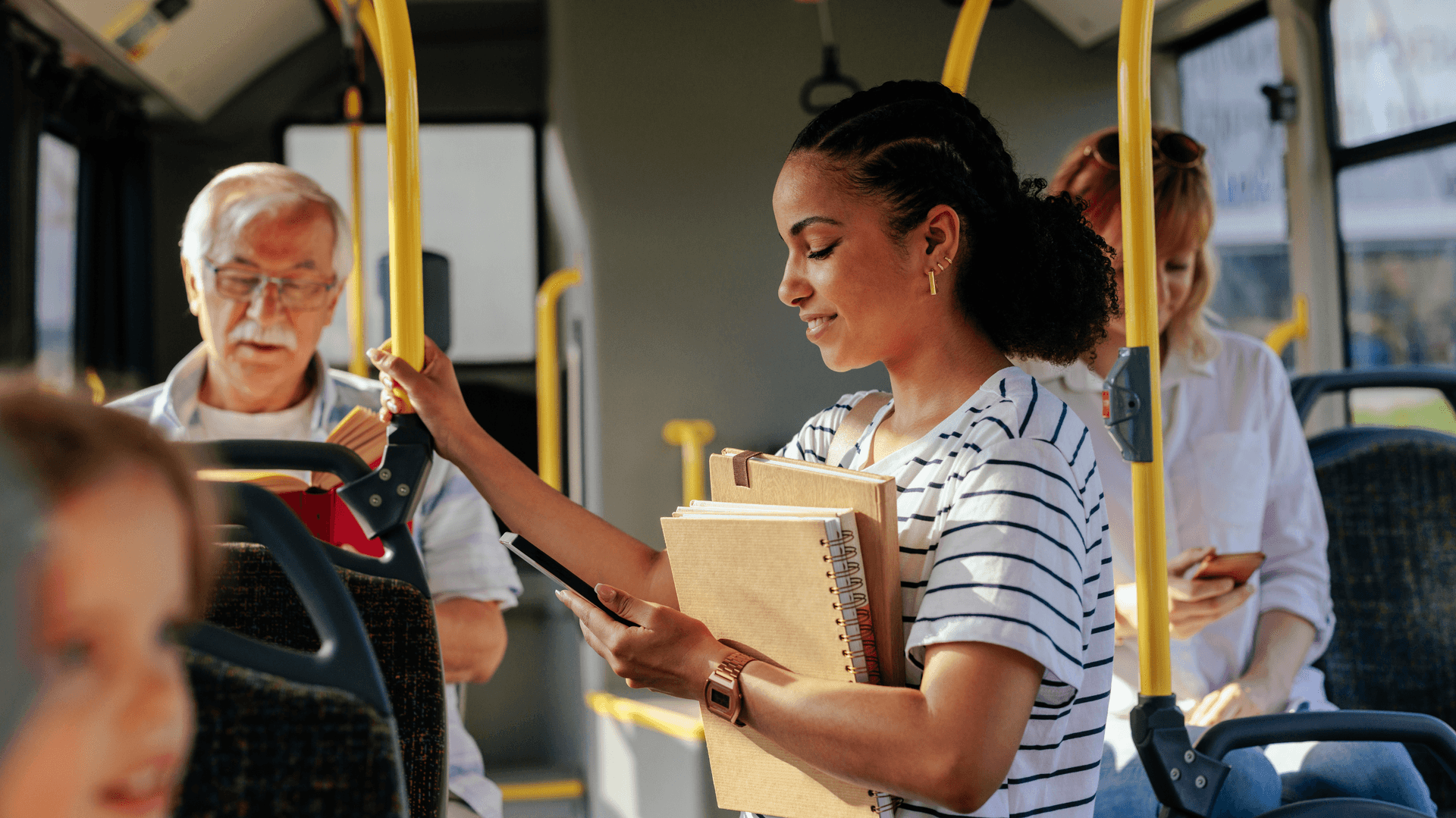 Mujer usando busapp en el transporte publico